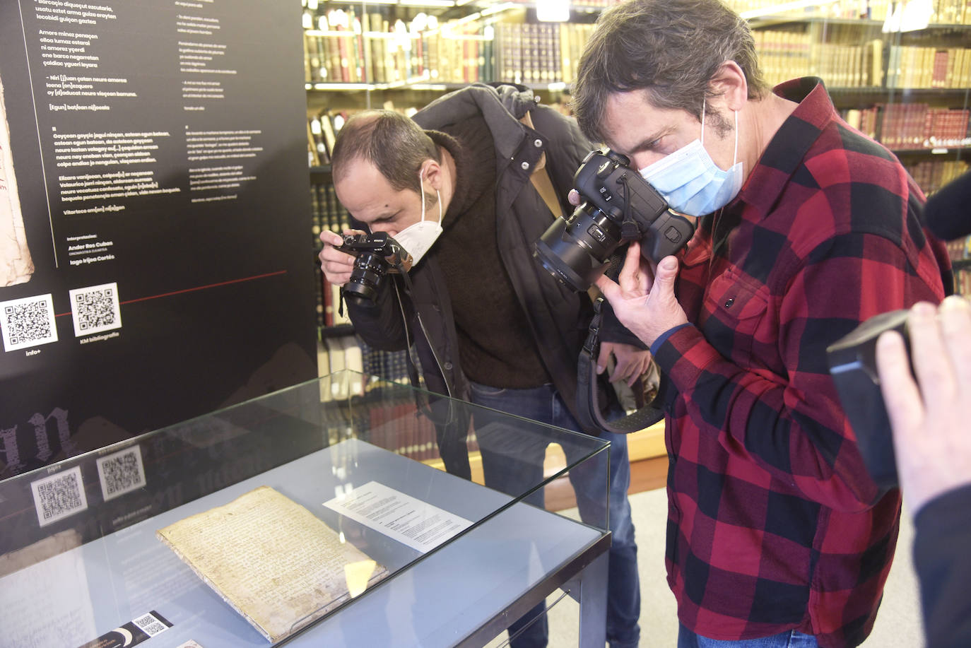 La Diputación Foral de Gipuzkoa ha celebrado el Día Internacional del Euskara con dos elementos extraordinarios en estos días: una buena noticia y una composición lírica en euskera, en realidad dos, de principios del siglo XVI. El texto, datado en torno a 1515, es el primer texto en dialecto gipuzcoano arcaico del que hay constancia, así la primera poesía escrita en euskera de ha llegado hasta nuestros días. El documento, hallado de manera fortuita en el Archivo Histórico Provincial y de Protocolos Históricos de Gipuzkoa, en Oñati, el pasado mes de junio, sería también, con dos breves manuscritos hallados en Navarra el siglo XV, el tercer texto en euskera más antiguo de cuantos se conocen.