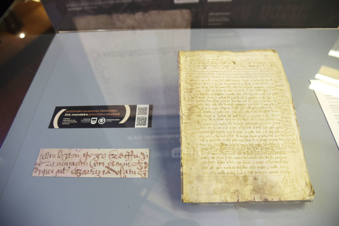 La Diputación Foral de Gipuzkoa ha celebrado el Día Internacional del Euskara con dos elementos extraordinarios en estos días: una buena noticia y una composición lírica en euskera, en realidad dos, de principios del siglo XVI. El texto, datado en torno a 1515, es el primer texto en dialecto gipuzcoano arcaico del que hay constancia, así la primera poesía escrita en euskera de ha llegado hasta nuestros días. El documento, hallado de manera fortuita en el Archivo Histórico Provincial y de Protocolos Históricos de Gipuzkoa, en Oñati, el pasado mes de junio, sería también, con dos breves manuscritos hallados en Navarra el siglo XV, el tercer texto en euskera más antiguo de cuantos se conocen.