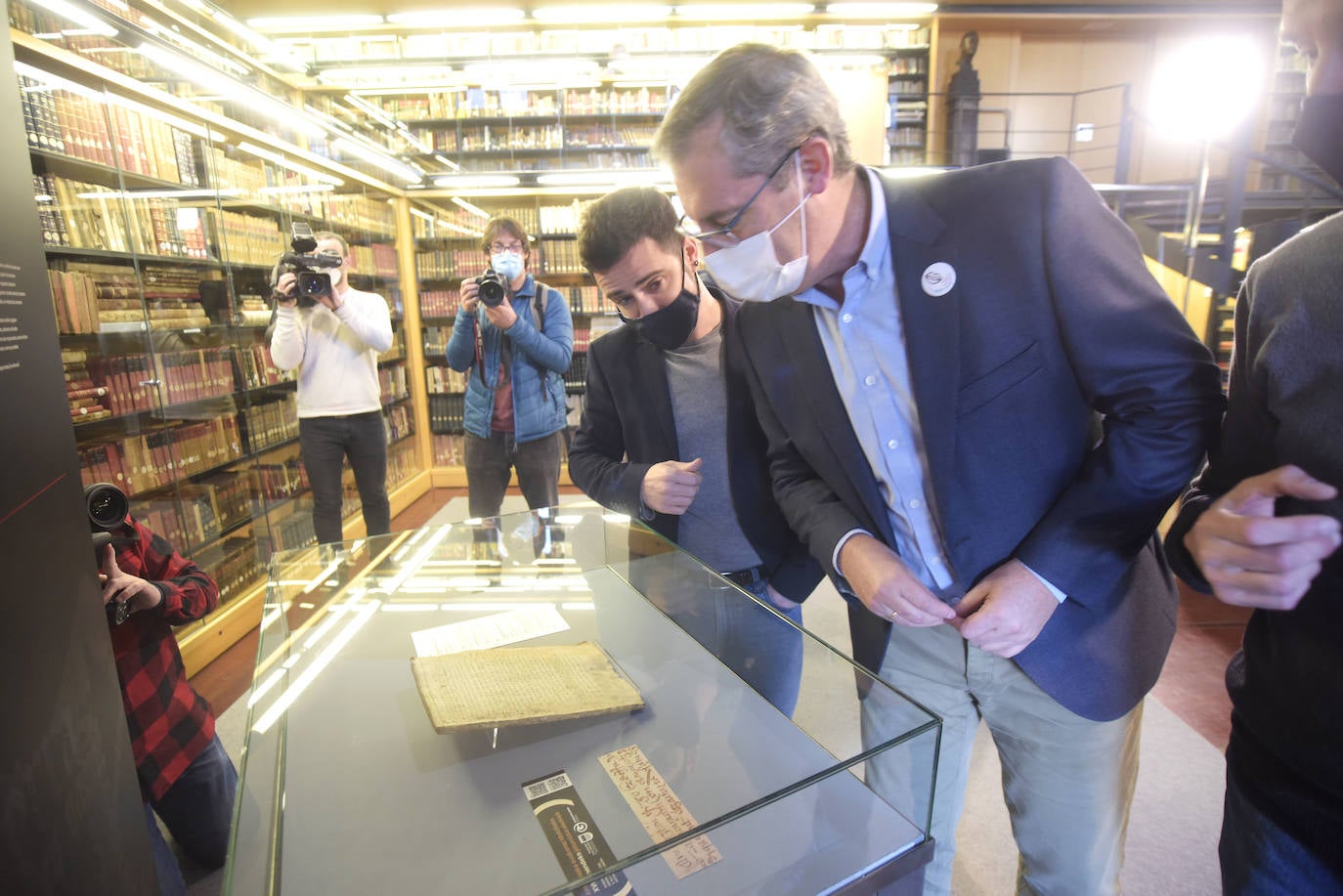 La Diputación Foral de Gipuzkoa ha celebrado el Día Internacional del Euskara con dos elementos extraordinarios en estos días: una buena noticia y una composición lírica en euskera, en realidad dos, de principios del siglo XVI. El texto, datado en torno a 1515, es el primer texto en dialecto gipuzcoano arcaico del que hay constancia, así la primera poesía escrita en euskera de ha llegado hasta nuestros días. El documento, hallado de manera fortuita en el Archivo Histórico Provincial y de Protocolos Históricos de Gipuzkoa, en Oñati, el pasado mes de junio, sería también, con dos breves manuscritos hallados en Navarra el siglo XV, el tercer texto en euskera más antiguo de cuantos se conocen.