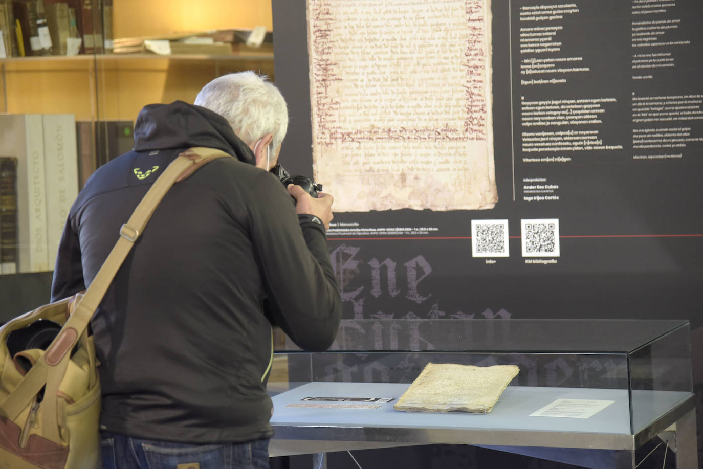 La Diputación Foral de Gipuzkoa ha celebrado el Día Internacional del Euskara con dos elementos extraordinarios en estos días: una buena noticia y una composición lírica en euskera, en realidad dos, de principios del siglo XVI. El texto, datado en torno a 1515, es el primer texto en dialecto gipuzcoano arcaico del que hay constancia, así la primera poesía escrita en euskera de ha llegado hasta nuestros días. El documento, hallado de manera fortuita en el Archivo Histórico Provincial y de Protocolos Históricos de Gipuzkoa, en Oñati, el pasado mes de junio, sería también, con dos breves manuscritos hallados en Navarra el siglo XV, el tercer texto en euskera más antiguo de cuantos se conocen.