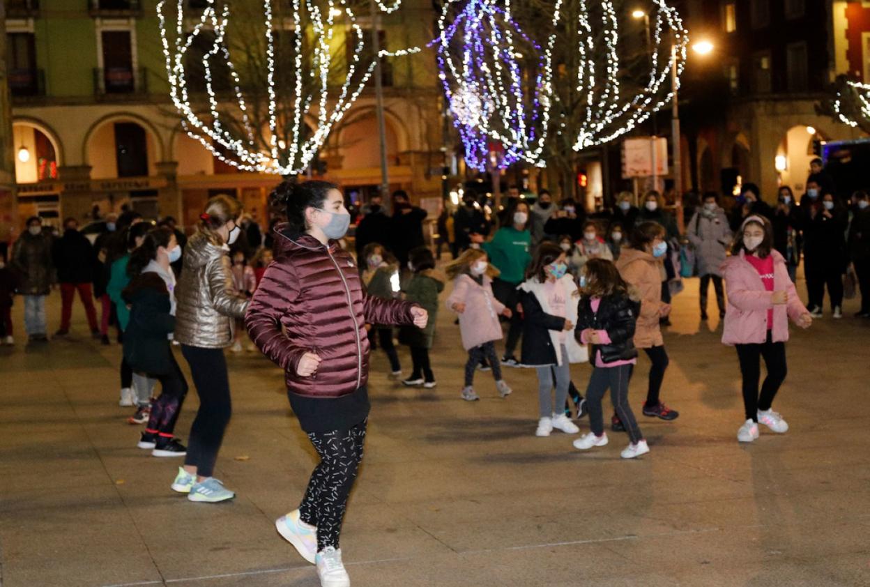 Una caravana y bailes en Eibar celebraron ayer el día del euskera. 