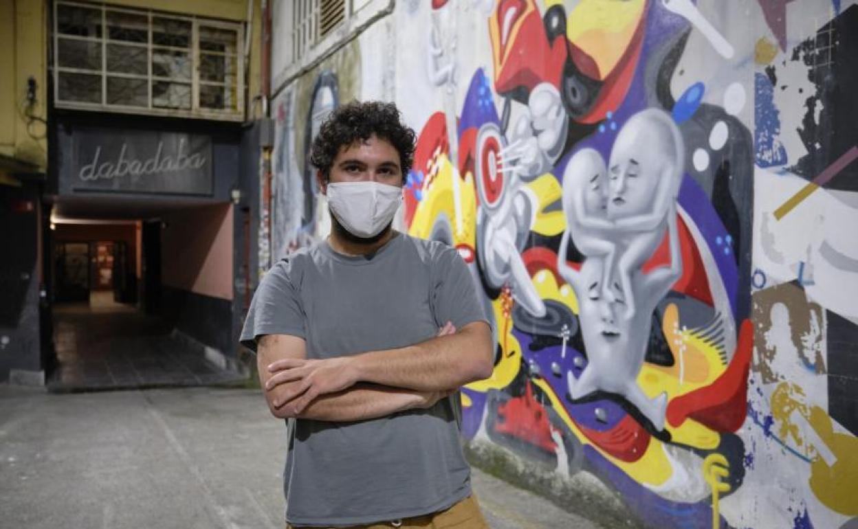 Álex López Allende posa en el pasadizo que da acceso al Dabadaba