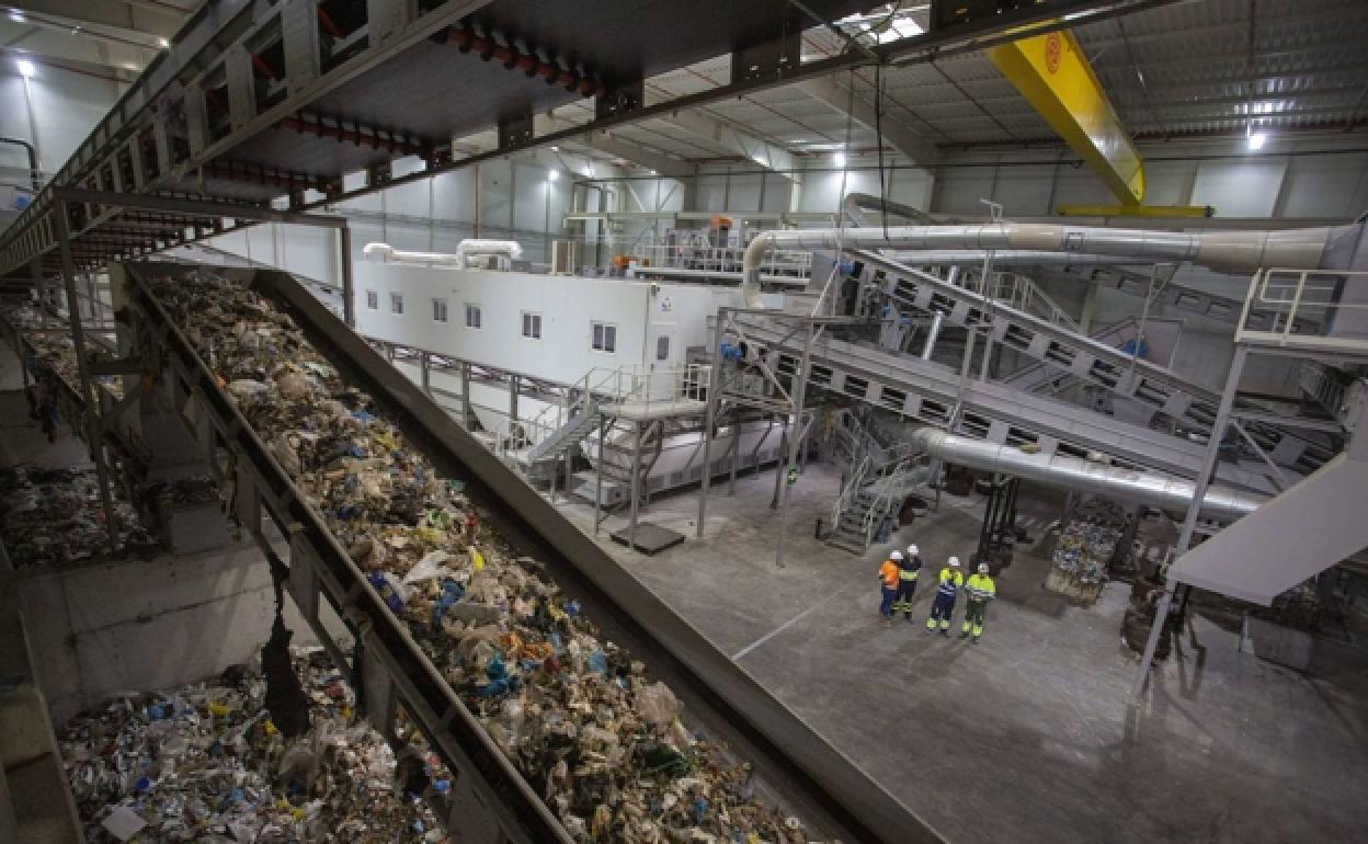 Planta de tratamiento de los residuos dentro del complejo medioambiental de Zubieta, que incluye la incineradora.