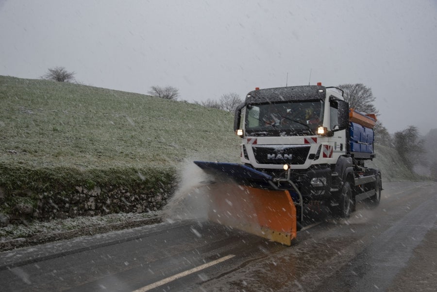 La nieve caída en las últimas horas obliga a los conductores a circular en sus vehículos con cadenas por cuatro puertos de la red secundaria viaria vasca, los alaveses de Herrera, Kurtzeta, Opakoa y Orduña. 