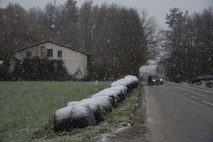 La nieve caída en las últimas horas obliga a los conductores a circular en sus vehículos con cadenas por cuatro puertos de la red secundaria viaria vasca, los alaveses de Herrera, Kurtzeta, Opakoa y Orduña. 