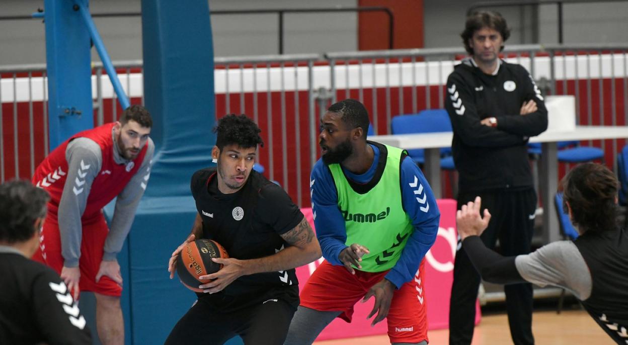 Echenique y Okouo, esta semana en Illunbe bajo la atenta mirada de Martín, Olaizola y Nicola. 