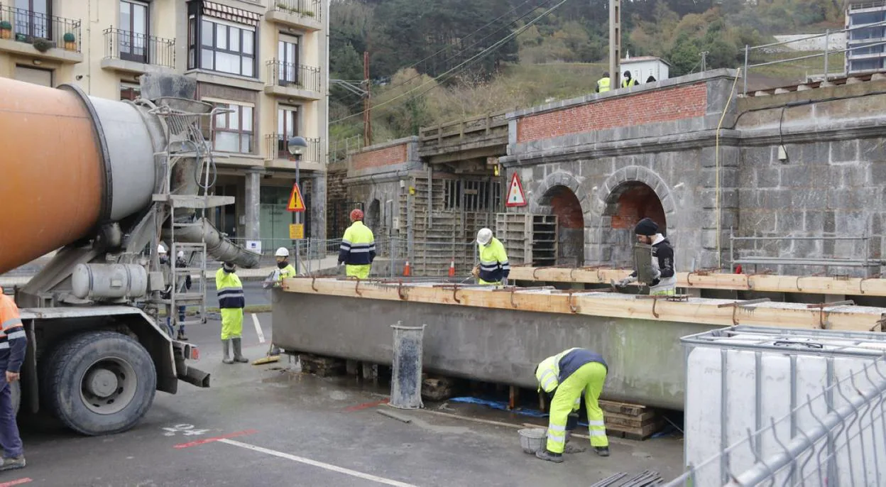 Los trabajadores preparan la estructura de acero inoxidable para el puente. 