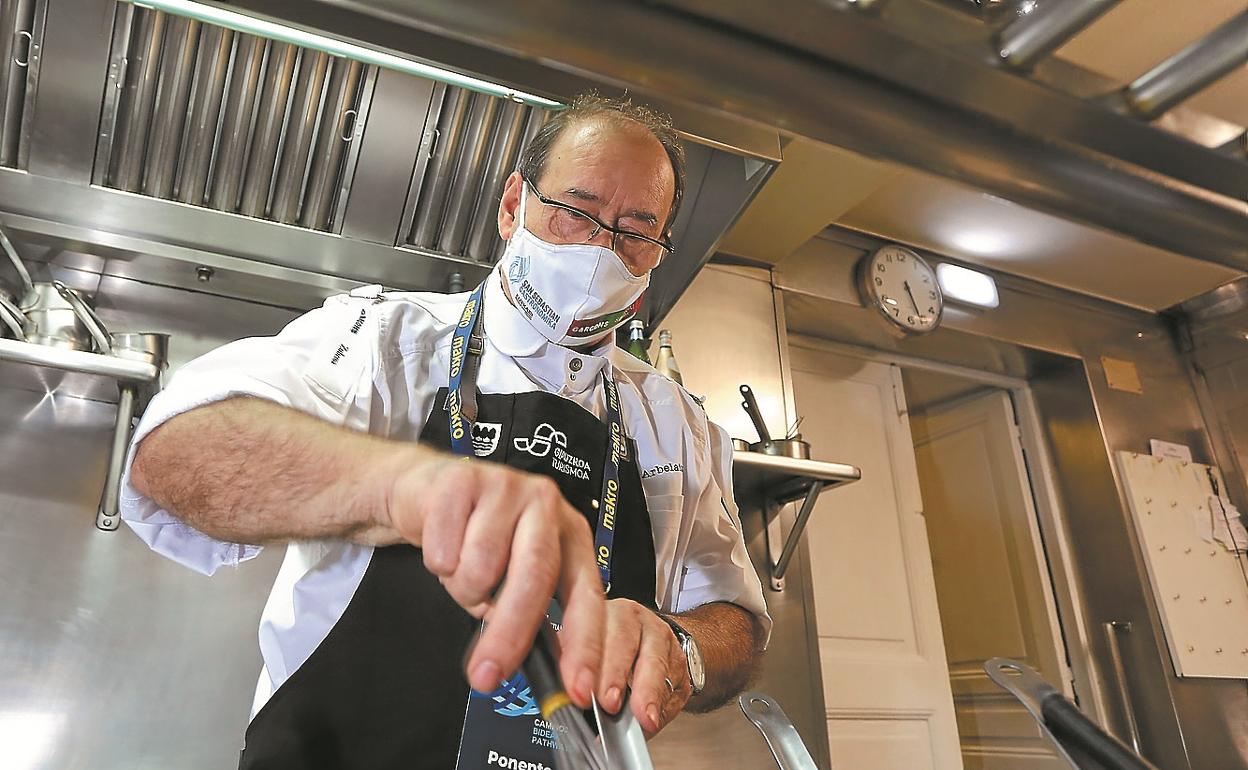 Hilario, en su cocina en una ponencia en octubre.