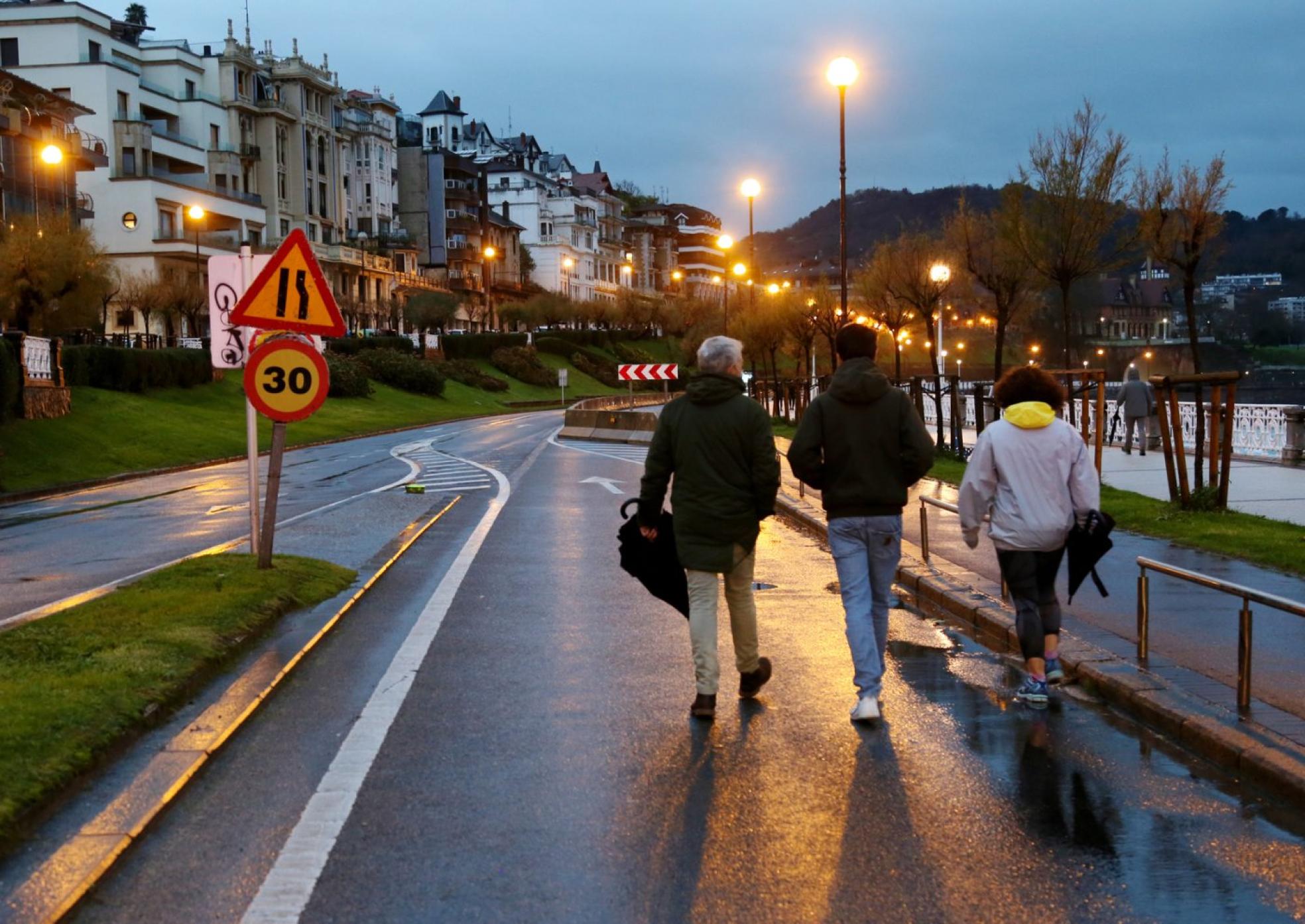 Desapacible. El mal tiempo redujoel número de viandantes que caminaron por la calzada. 