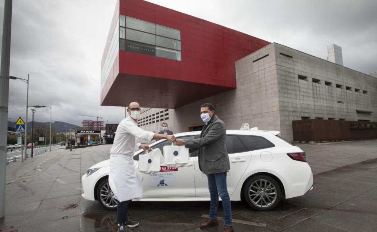 Iñigo Lavado con Enrique Paule y su taxi y al fondo Ander Sarratea 