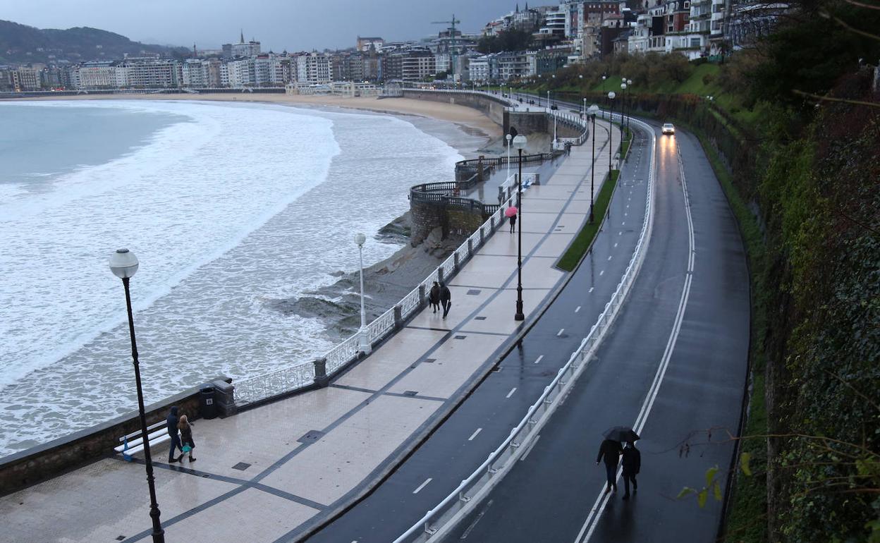 El tiempo no acompañó el domingo para pasear por un paseo de La Conca cortado al tráfico. 