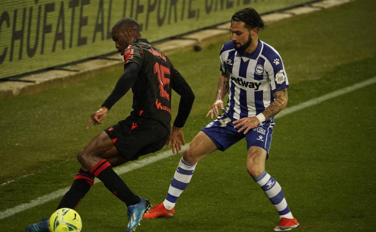 Sagnan trata de controlar el balón ante la presión del alavesista Jota. 