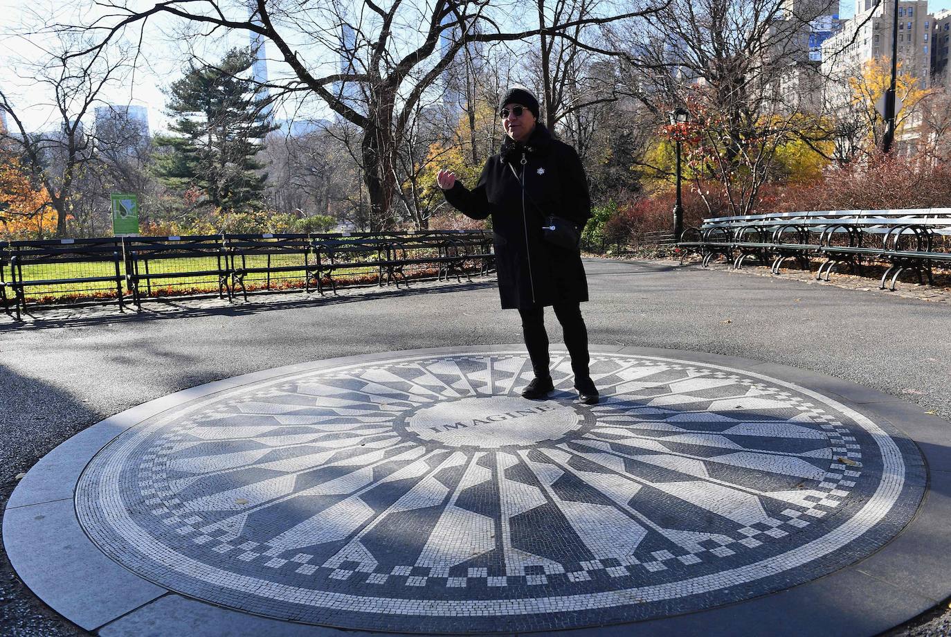 la vida de John Lennon se acabó brutalmente justo hoy hace 40 años en Nueva York, pero su leyenda sigue viva, su música se continúa escuchando en todo el mundo y su figura es aún una fuente de inspiración para otros artistas.