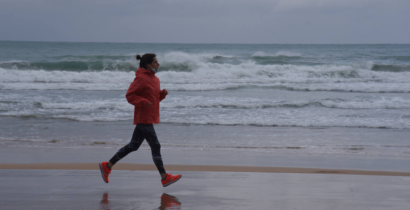 Fotos: El temporal de olas azota Zarautz