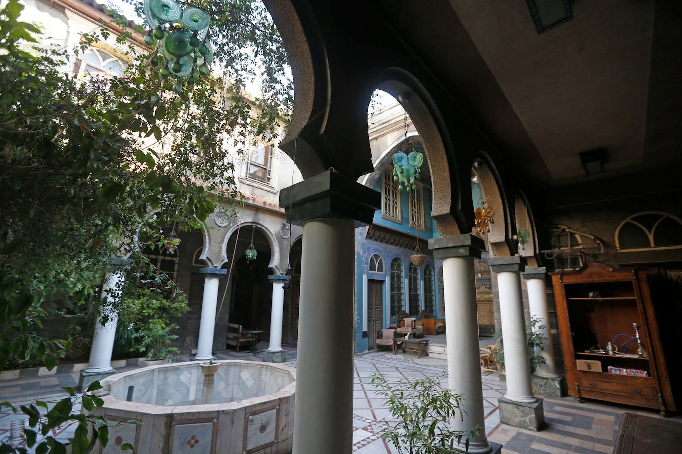 El espectacular palacio de Naasan se encuentra en la parte antigua de la capital de Siria, Damasco. La ciudad vieja de la capital siria es famosa por sus elegantes casas centenarias, generalmente de dos pisos construidos alrededor un frondoso patio rectangular con una fuente de piedra tallada en el centro. Si bien la capital se ha librado en gran medida de la violencia de la guerra de casi diez años en Siria, varias de estas casas tradicionales han sido abandonadas por sus propietarios o dañadas en el conflicto.