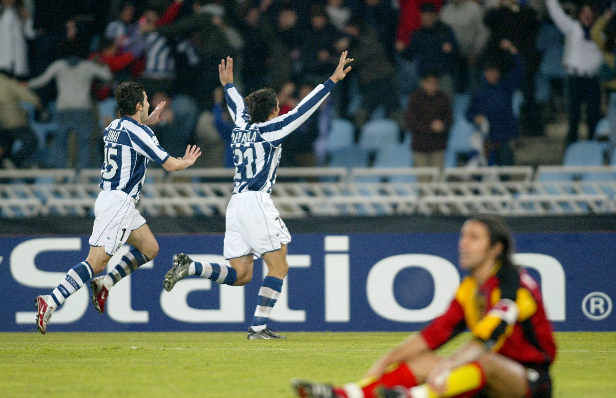 De Paula y Nihat corren a celebrar el empate que brindó la clasificación a octavos de final de la Champions League en 2003.