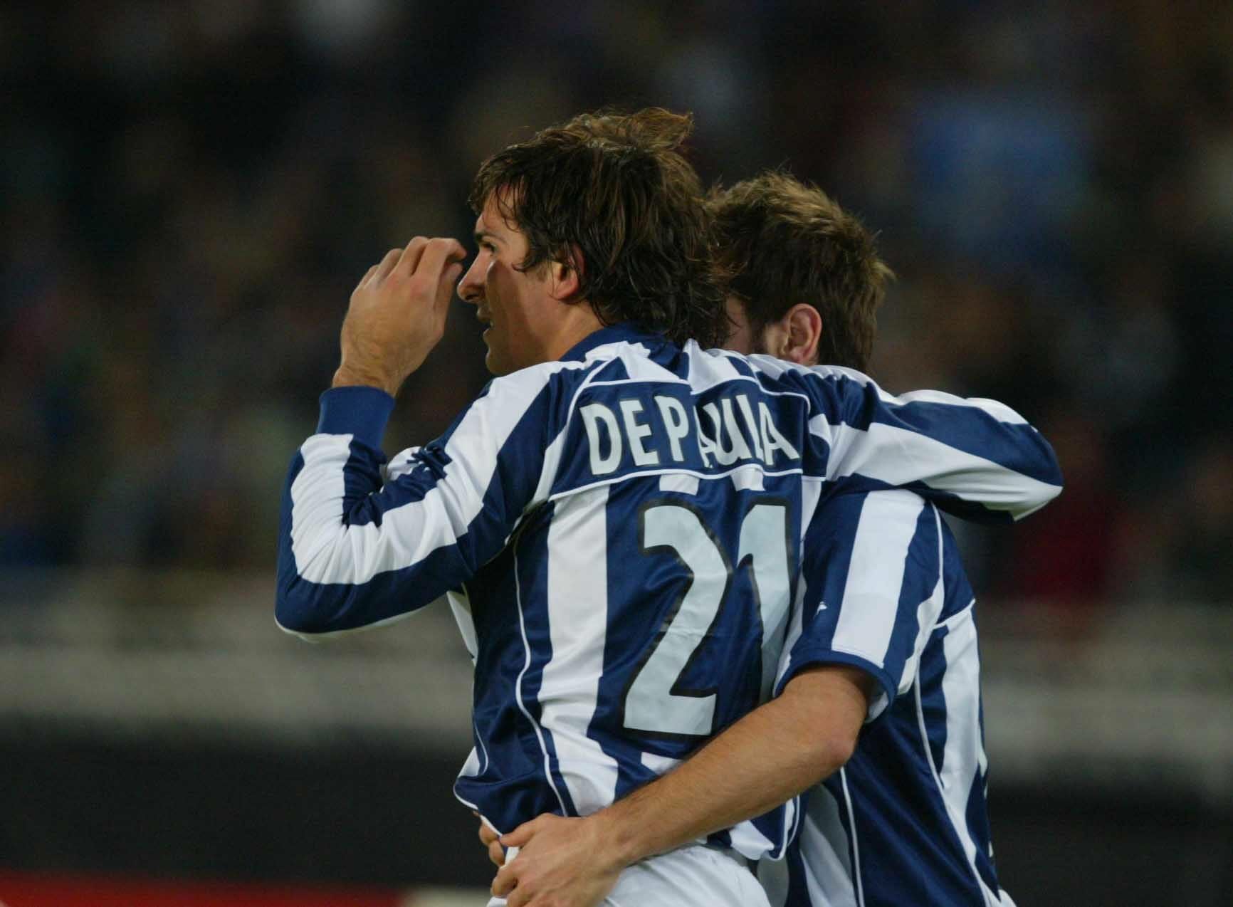 De Paula y Rekarte se abrazan en la clasificación a octavos de final de la Champions League en 2003, en la última jornada de la fase de grupos.