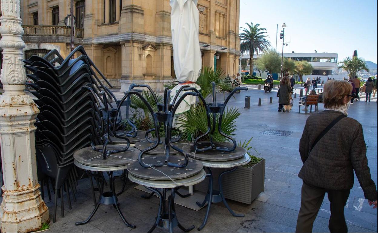 Las terrazas, apiladas y sin tocar desde hace un mes, más cerca de volver a recibir clientes.