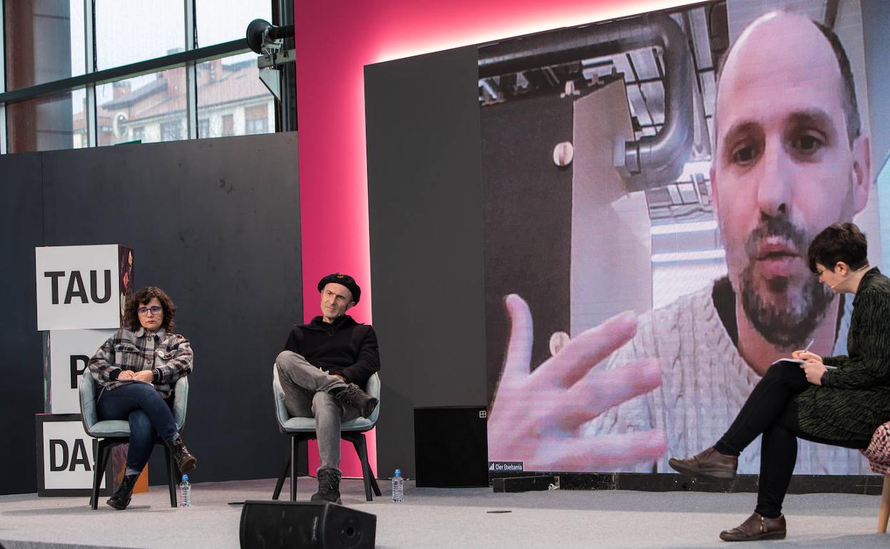 Amaia Ocerin, Sabin Bikandi eta Oier Etxeberria, digitalizazioaz Diana Francorekin.