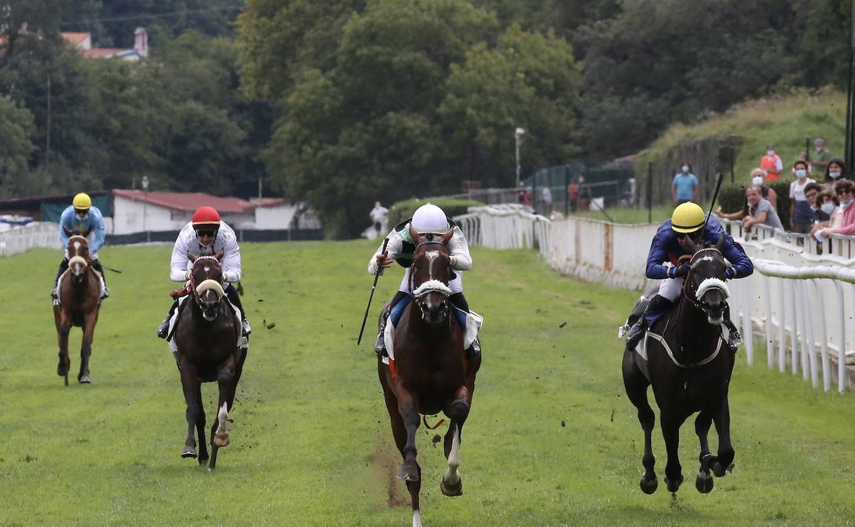 El hipódromo donostiarra despide la temporada bajo un aguacero