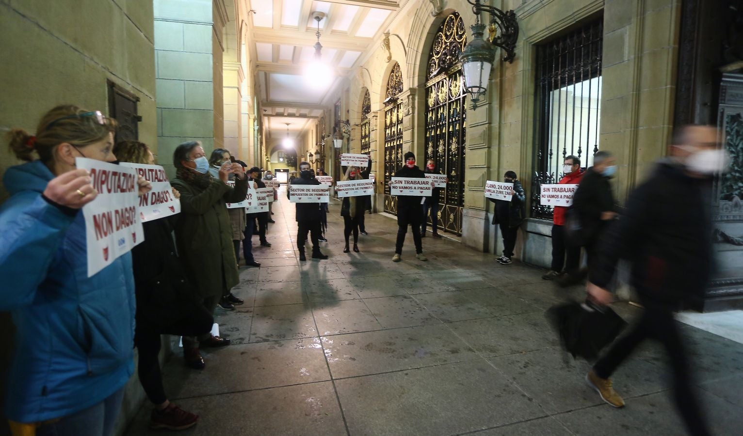 Hosteleros de Gipuzkoa se han concentrado este miércoles desde las ocho de la mañana ante la Diputación para pedir una reapertura «viable y en condiciones dignas» de sus establecimientos, además de reclamar ayudas directas para el sector, tras su cierre dentro de las medidas establecidas para contener el contagio de la epidemia del coronavirus