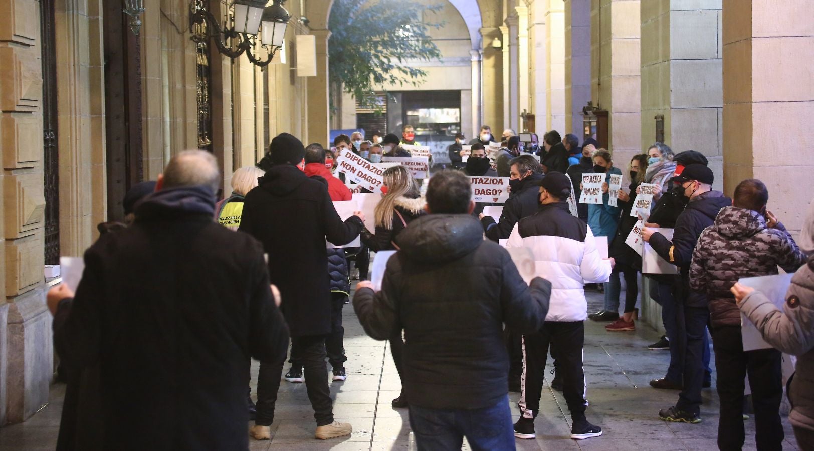 Hosteleros de Gipuzkoa se han concentrado este miércoles desde las ocho de la mañana ante la Diputación para pedir una reapertura «viable y en condiciones dignas» de sus establecimientos, además de reclamar ayudas directas para el sector, tras su cierre dentro de las medidas establecidas para contener el contagio de la epidemia del coronavirus