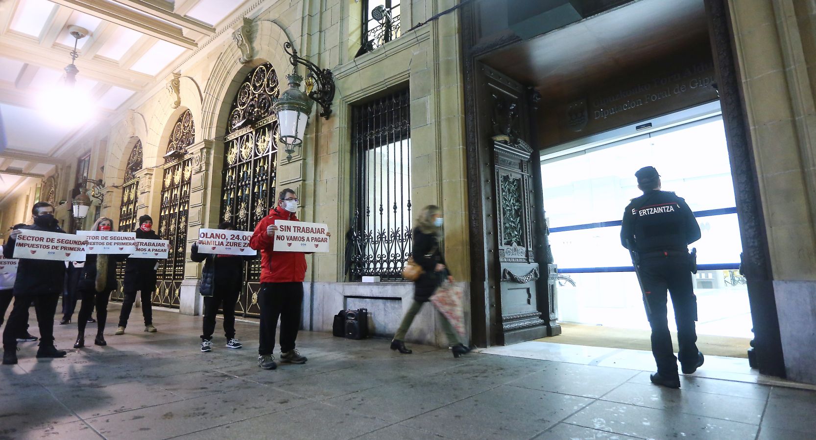 Hosteleros de Gipuzkoa se han concentrado este miércoles desde las ocho de la mañana ante la Diputación para pedir una reapertura «viable y en condiciones dignas» de sus establecimientos, además de reclamar ayudas directas para el sector, tras su cierre dentro de las medidas establecidas para contener el contagio de la epidemia del coronavirus