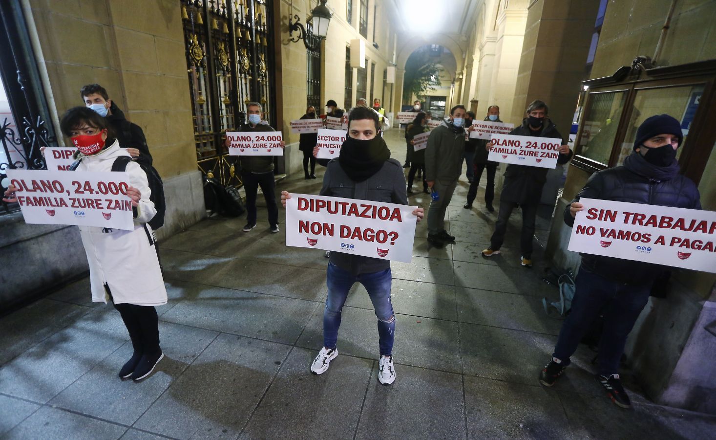 Hosteleros de Gipuzkoa se han concentrado este miércoles desde las ocho de la mañana ante la Diputación para pedir una reapertura «viable y en condiciones dignas» de sus establecimientos, además de reclamar ayudas directas para el sector, tras su cierre dentro de las medidas establecidas para contener el contagio de la epidemia del coronavirus