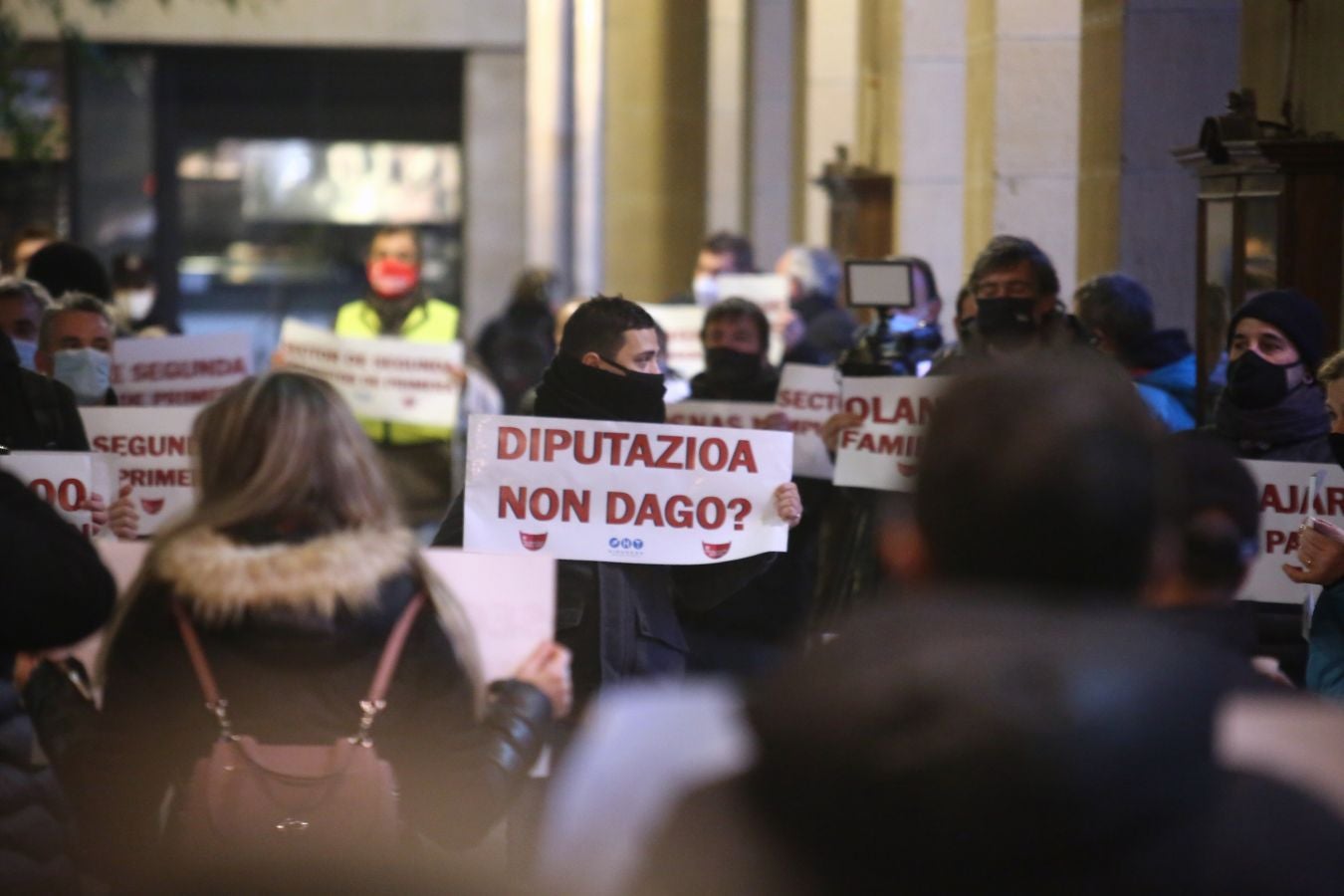 Hosteleros de Gipuzkoa se han concentrado este miércoles desde las ocho de la mañana ante la Diputación para pedir una reapertura «viable y en condiciones dignas» de sus establecimientos, además de reclamar ayudas directas para el sector, tras su cierre dentro de las medidas establecidas para contener el contagio de la epidemia del coronavirus