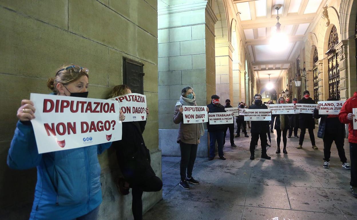 Hosteleros guipuzcoanos se han concentrado este miércoles a las puertas de la Diputación para reivindicar condiciones dignas de apertura de cara a navidades.