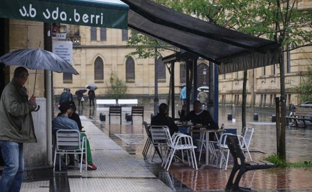 Más de 60 establecimientos han tramitado la mejora de sus terrazas en Donostia e Irun