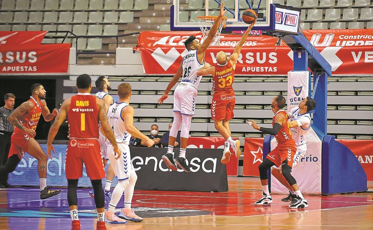 Jaime Echenique sale a taponar un intento de bandeja de Connor Frankamp ayer en Murcia. 