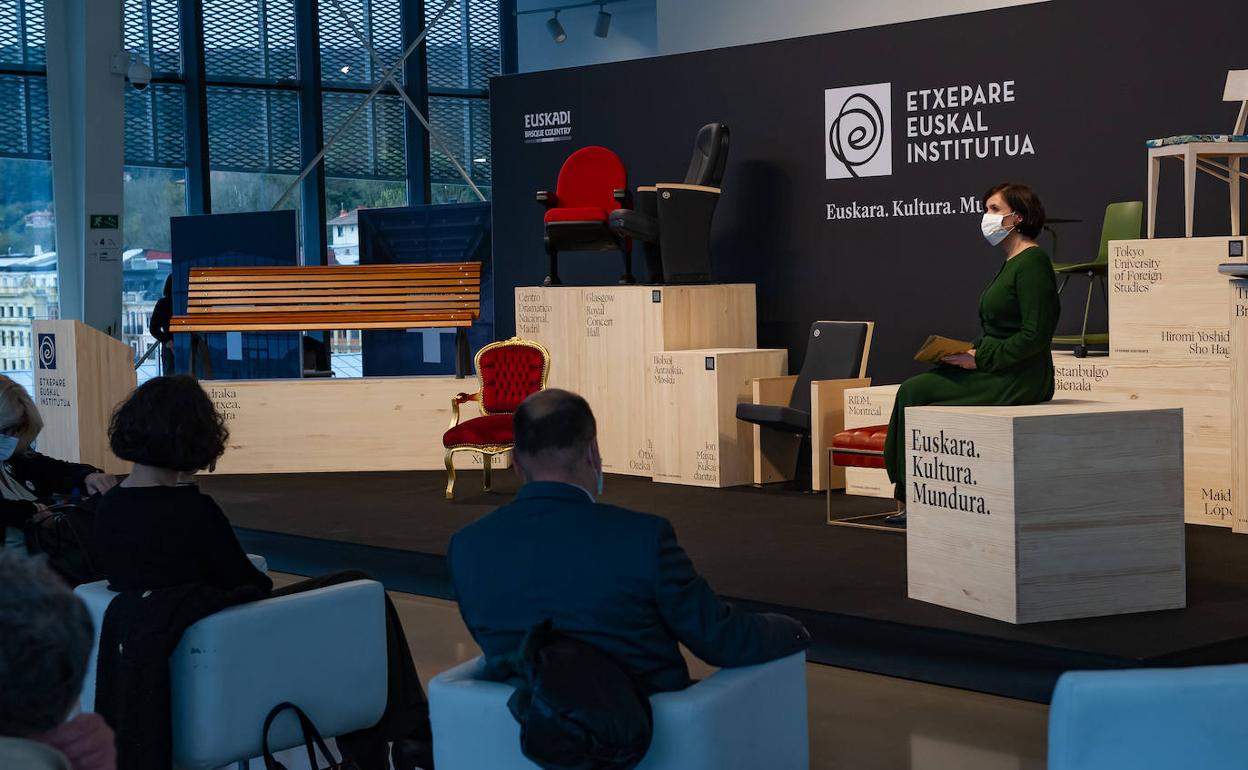 Irene Larraza, rodeada de 11 sillas que cuentan otras tantas historias.