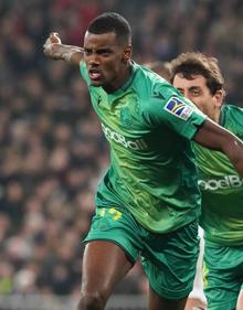 Imagen secundaria 2 - William José, Merino y Oyarzabal cabizbajos tras la derrota en Cornellá; Griezmann celebra el tanto en Riazo para llevar a la Real a Champions; Isak celebra el 0-2 al Real Madrid en los cuartos de Copa. 