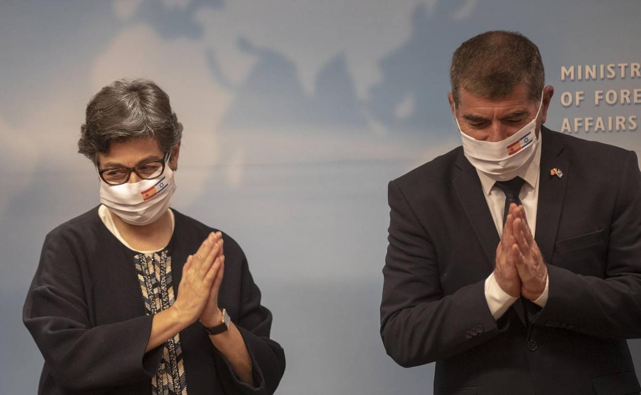 Arancha González Laya y su homólogo israelí, Gabi Ashkenazi, en el Ministerio de Exteriores de Israel.