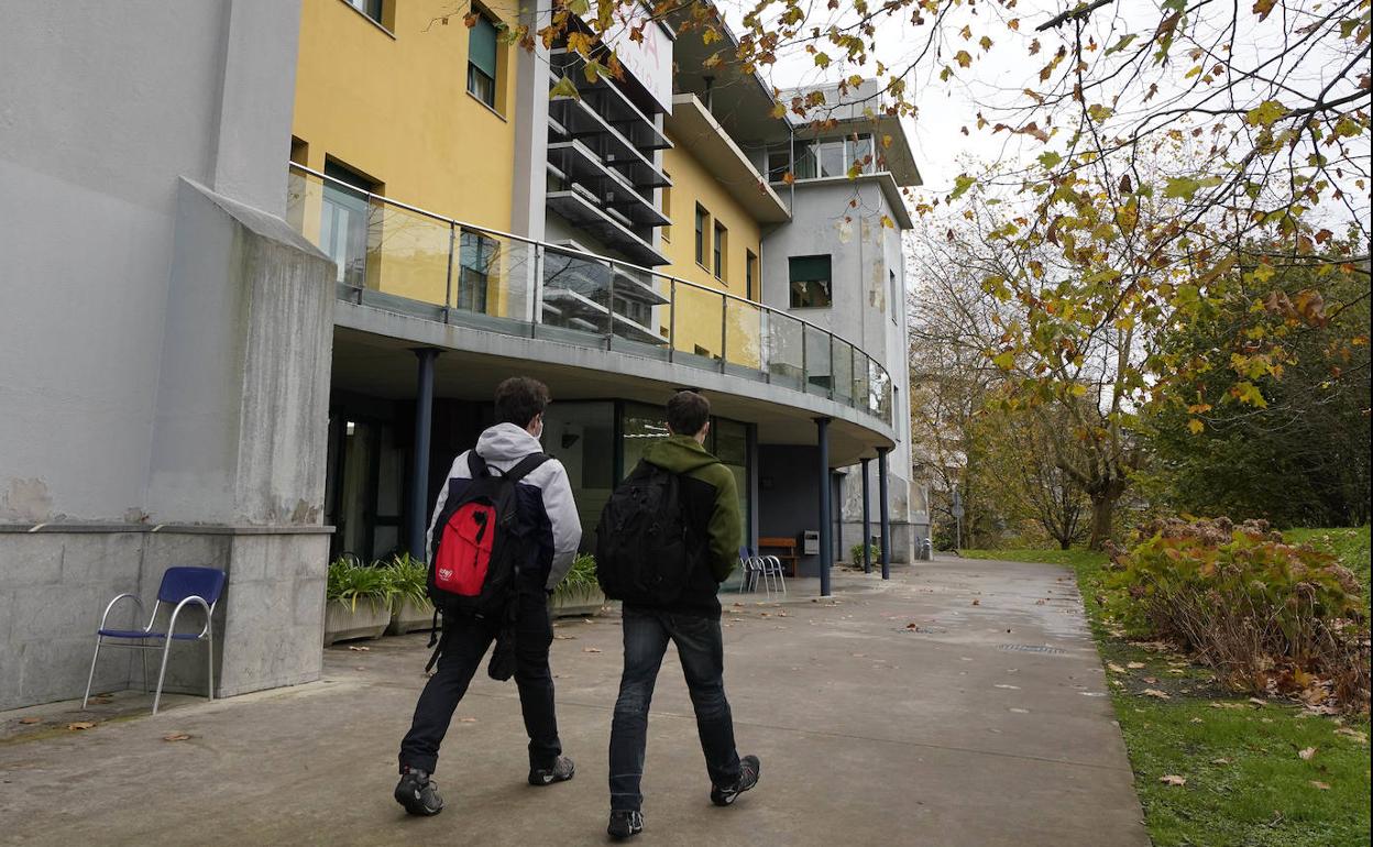 Exterior de la residencia Julián Rezola en Donostia.