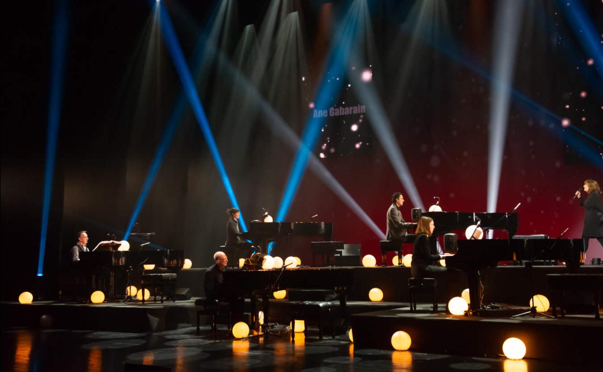 Cinco pianos de cola llenaban de magia la escena. En la imagen, Ane Gabarain junto a los pianistas.