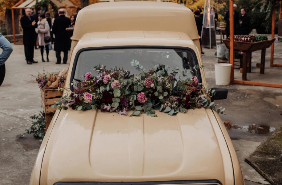 Inés, acostumbrada a ejercer de 'wedding planner' en Marketing For Lemons, se casó con Endika tras 10 años de relación, convirtiéndose en la novia del vestido más especial que hemos visto en los últimos años.