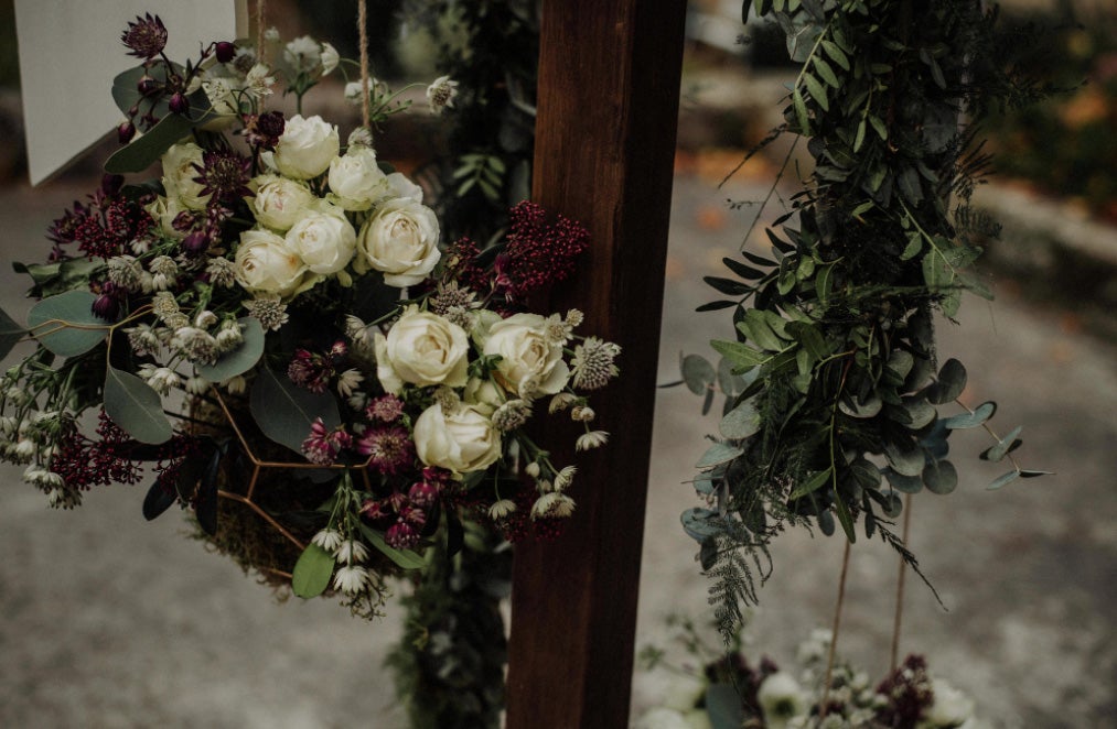 Inés, acostumbrada a ejercer de 'wedding planner' en Marketing For Lemons, se casó con Endika tras 10 años de relación, convirtiéndose en la novia del vestido más especial que hemos visto en los últimos años.