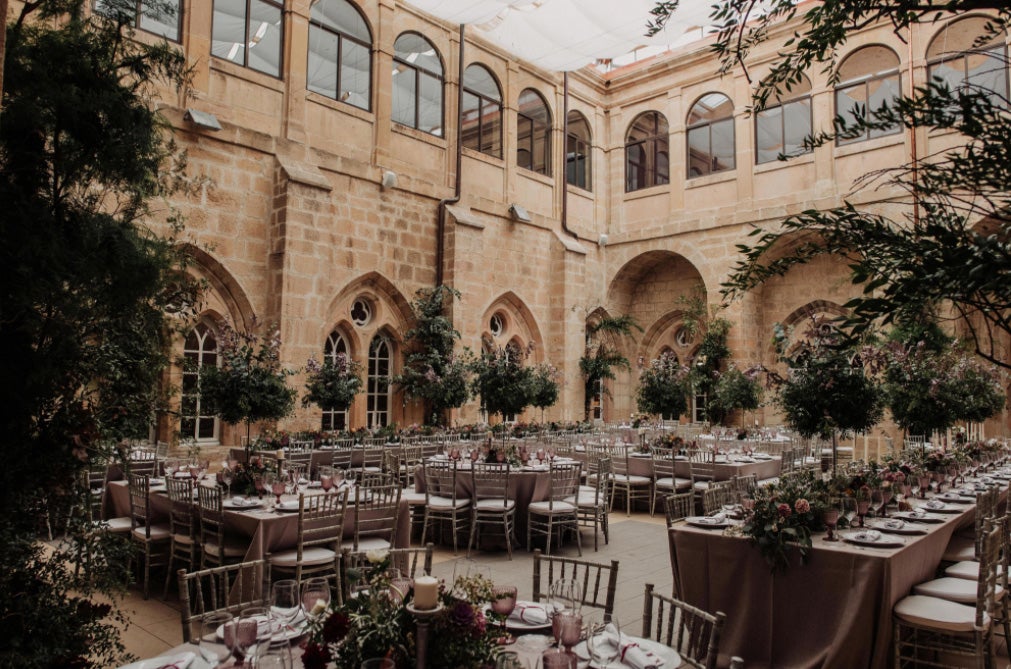 Inés, acostumbrada a ejercer de 'wedding planner' en Marketing For Lemons, se casó con Endika tras 10 años de relación, convirtiéndose en la novia del vestido más especial que hemos visto en los últimos años.