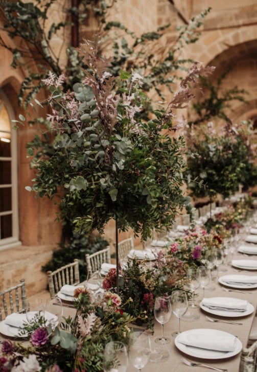 Inés, acostumbrada a ejercer de 'wedding planner' en Marketing For Lemons, se casó con Endika tras 10 años de relación, convirtiéndose en la novia del vestido más especial que hemos visto en los últimos años.