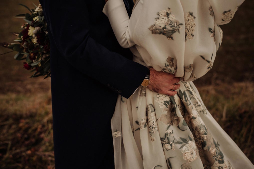 Inés, acostumbrada a ejercer de 'wedding planner' en Marketing For Lemons, se casó con Endika tras 10 años de relación, convirtiéndose en la novia del vestido más especial que hemos visto en los últimos años.