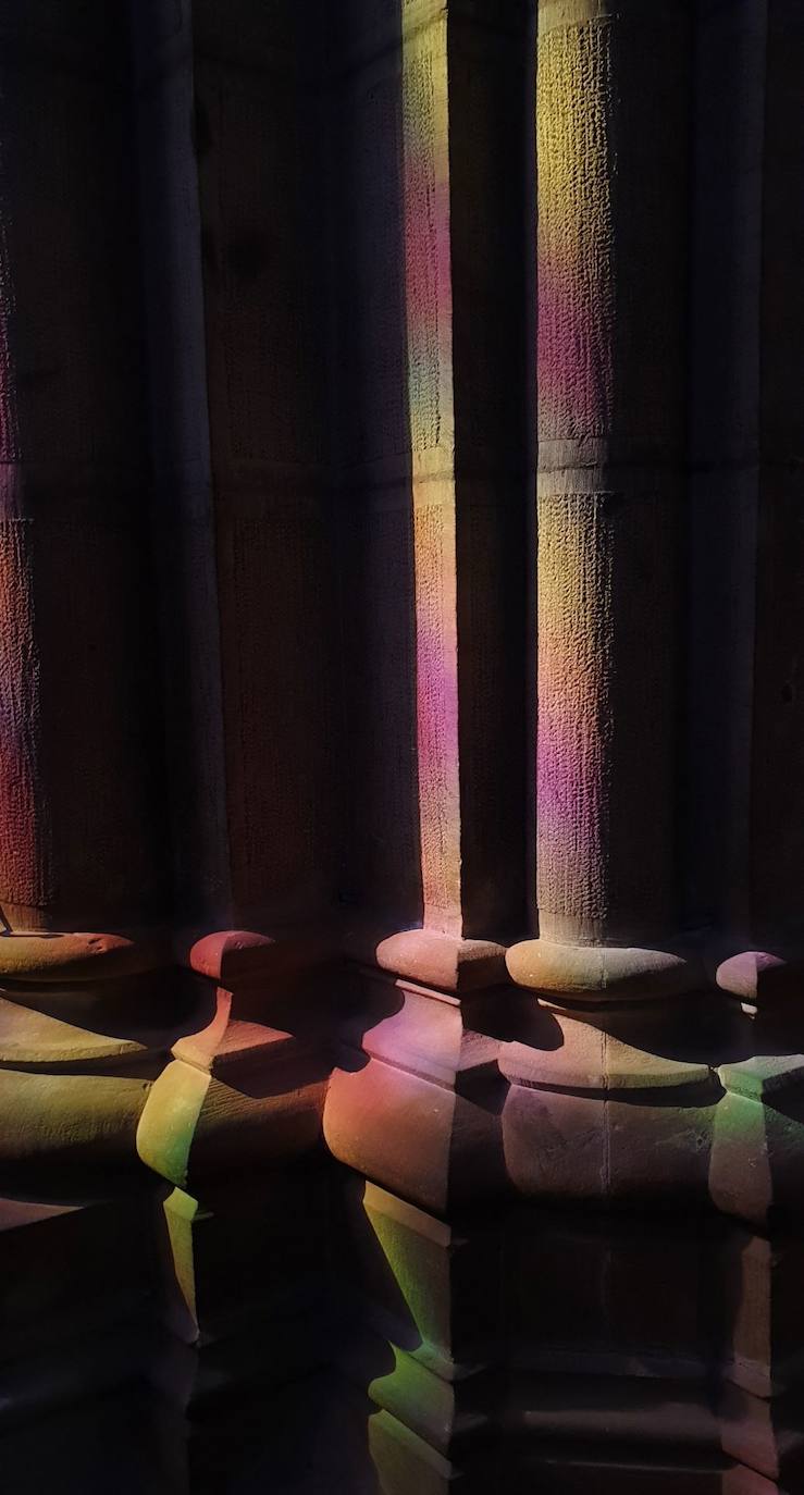 Desde este pasado lunes, al caer la noche, la torre del Buen Pastor se viste con un nuevo traje de luces que realza su figura y ensalza su arquitectura neogótica. 223 focos de tecnología led sutituyen al antiguo sistema de iluminación que instaló el Ayuntamiento allá por los años 90. Todos ellos colocados con mimo para respetar la estructura de 75 metros de altura levantada en 1899, que ha sufrido un intenso proceso de restauración de casi año y medio, y para mostrarse al público con todo su esplendor. 