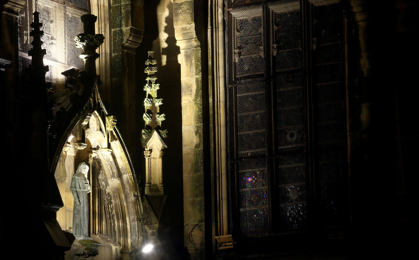 Desde este pasado lunes, al caer la noche, la torre del Buen Pastor se viste con un nuevo traje de luces que realza su figura y ensalza su arquitectura neogótica. 223 focos de tecnología led sutituyen al antiguo sistema de iluminación que instaló el Ayuntamiento allá por los años 90. Todos ellos colocados con mimo para respetar la estructura de 75 metros de altura levantada en 1899, que ha sufrido un intenso proceso de restauración de casi año y medio, y para mostrarse al público con todo su esplendor. 