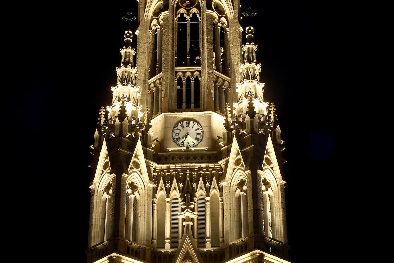 Desde este pasado lunes, al caer la noche, la torre del Buen Pastor se viste con un nuevo traje de luces que realza su figura y ensalza su arquitectura neogótica. 223 focos de tecnología led sutituyen al antiguo sistema de iluminación que instaló el Ayuntamiento allá por los años 90. Todos ellos colocados con mimo para respetar la estructura de 75 metros de altura levantada en 1899, que ha sufrido un intenso proceso de restauración de casi año y medio, y para mostrarse al público con todo su esplendor. 