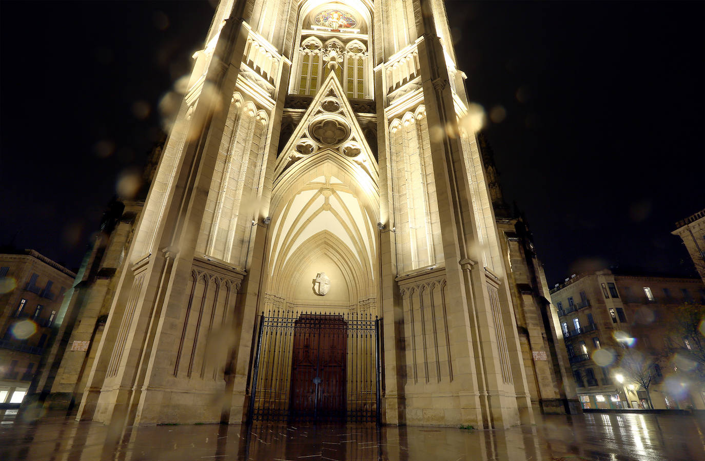 Desde este pasado lunes, al caer la noche, la torre del Buen Pastor se viste con un nuevo traje de luces que realza su figura y ensalza su arquitectura neogótica. 223 focos de tecnología led sutituyen al antiguo sistema de iluminación que instaló el Ayuntamiento allá por los años 90. Todos ellos colocados con mimo para respetar la estructura de 75 metros de altura levantada en 1899, que ha sufrido un intenso proceso de restauración de casi año y medio, y para mostrarse al público con todo su esplendor. 