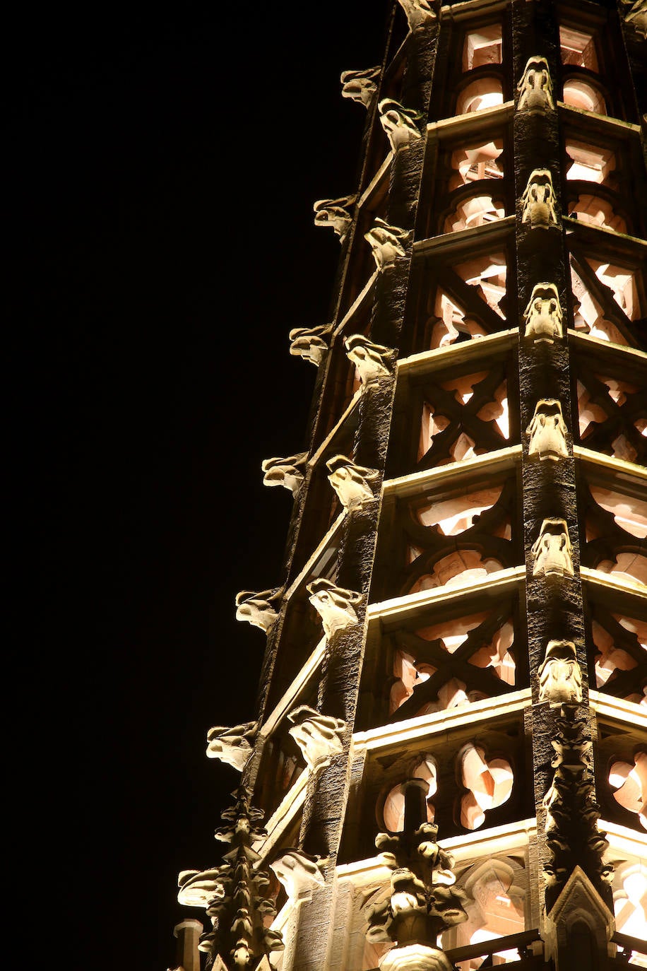 Desde este pasado lunes, al caer la noche, la torre del Buen Pastor se viste con un nuevo traje de luces que realza su figura y ensalza su arquitectura neogótica. 223 focos de tecnología led sutituyen al antiguo sistema de iluminación que instaló el Ayuntamiento allá por los años 90. Todos ellos colocados con mimo para respetar la estructura de 75 metros de altura levantada en 1899, que ha sufrido un intenso proceso de restauración de casi año y medio, y para mostrarse al público con todo su esplendor. 