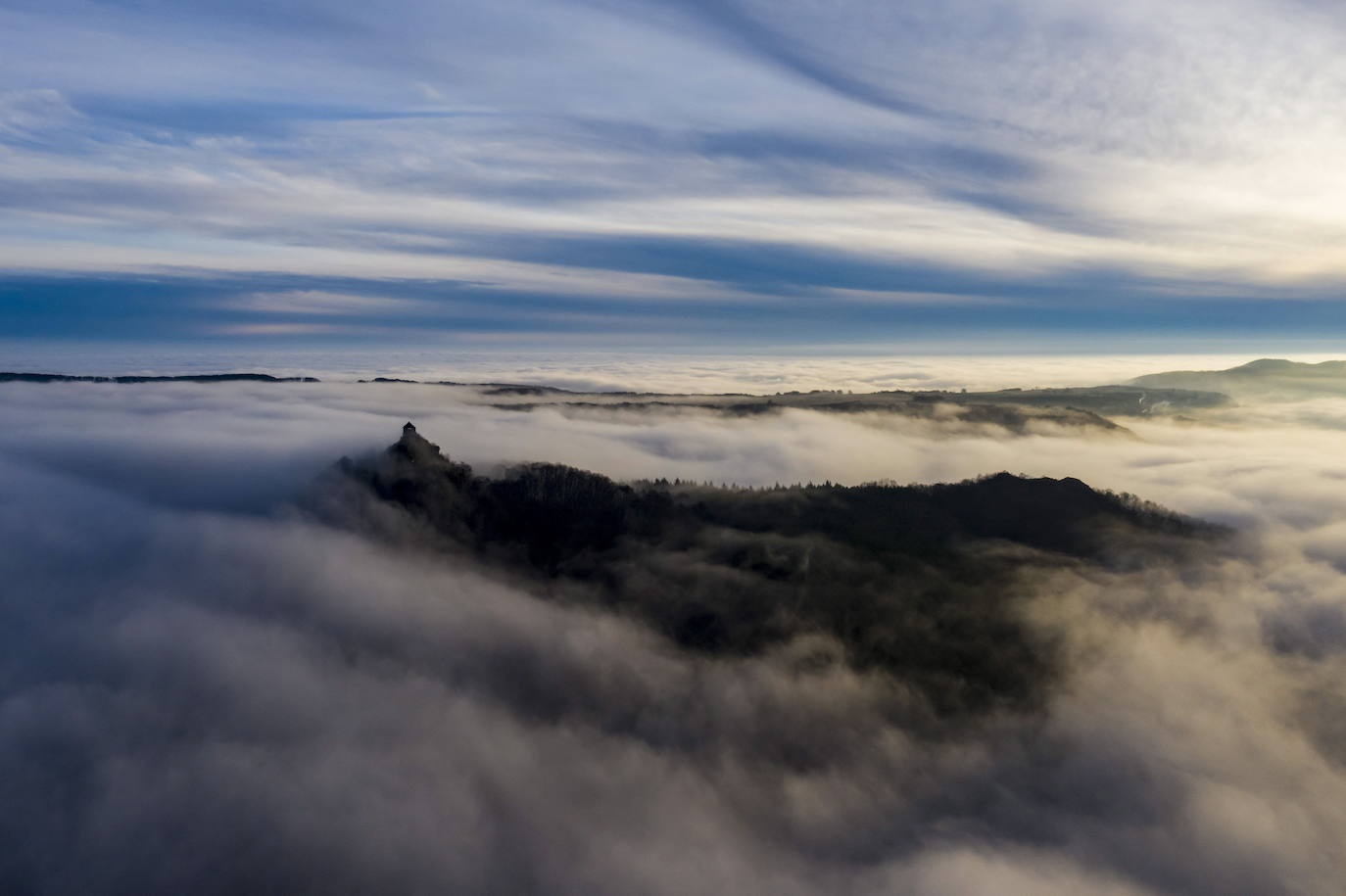 Fotos tomadas con un dron muestran la niebla cubriendo el paisaje alrededor del Castillo de Somosko a primera hora de la mañana, cerca de Salgotarjan, en Hungría.