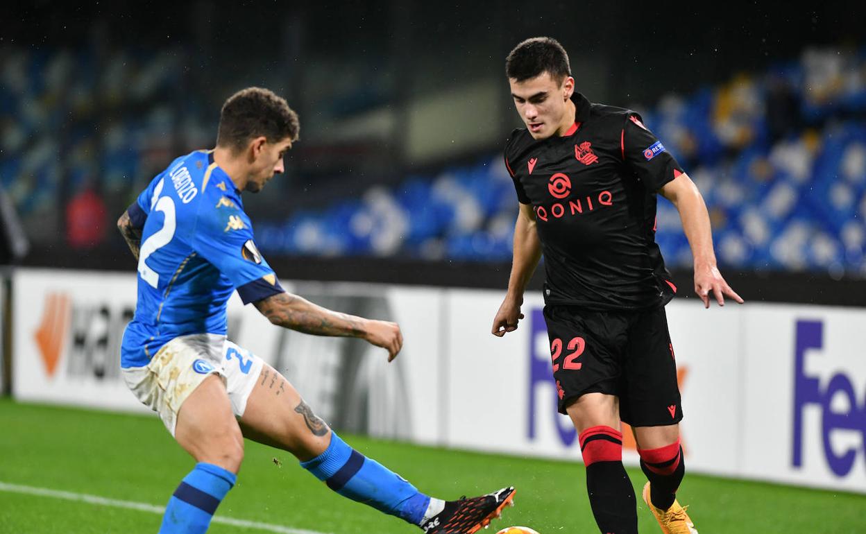 Barrenetxea encara a su par en el choque ante el Nápoles. 