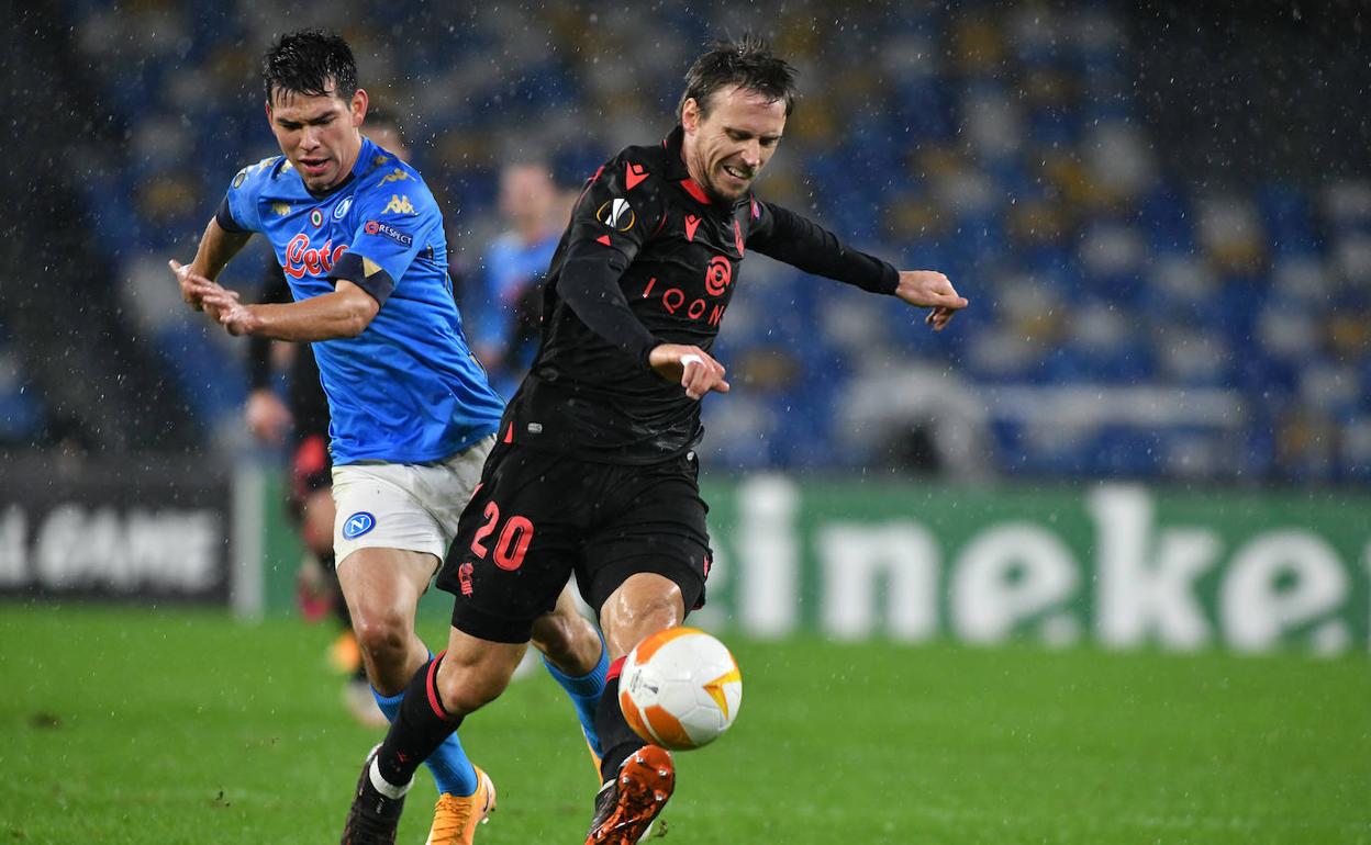 Monreal se zafa de Hirving Lozano anoche en el Stadio Diego Armando Maradona. 